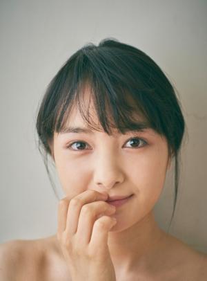 葵わかな、大人の顔を覗かせるオフィシャルカレンダー発売決定