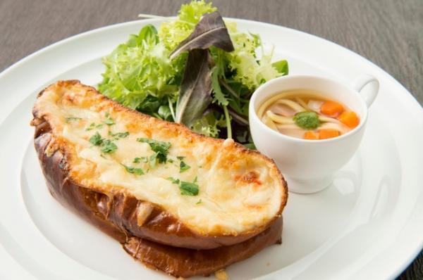 「サラベス」から“甘くない”お食事系「セイボリーフレンチトースト」が初登場！