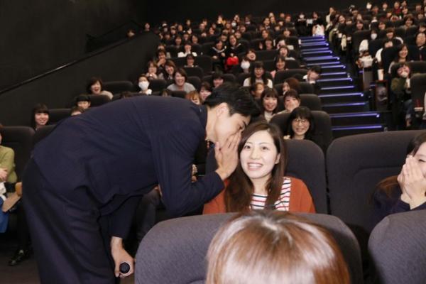 東出昌大、耳元で話す“神対応”に観客歓喜！ 『デスノートLNW』