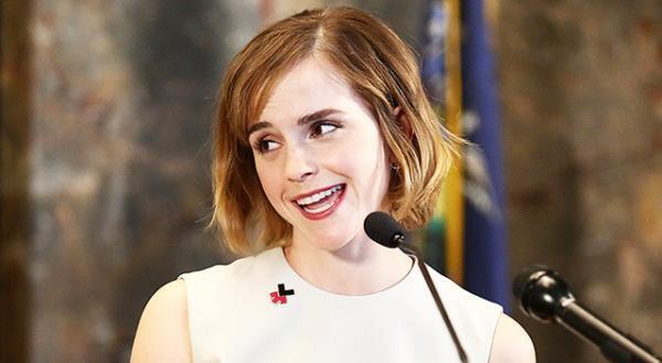 エマ・ワトソン、『美女と野獣』Q&Aでダン・スティーヴンスの回答に笑いをこらえる