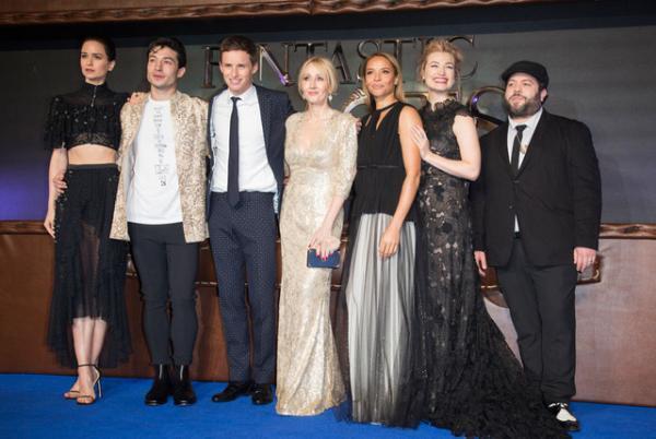 エディ＆J.K.ローリングらが『ファンタビ』ロンドンプレミアに登場！ “続編”のヒントを語る