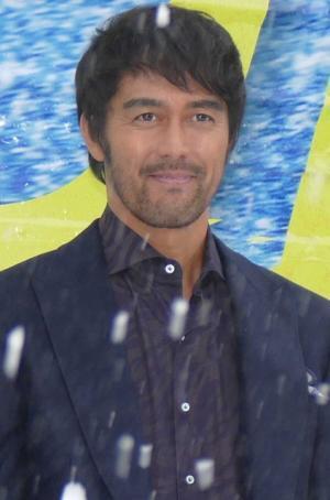 阿部寛、自分の顔がラッピングされたバスに赤面？「恥ずかしいですね」