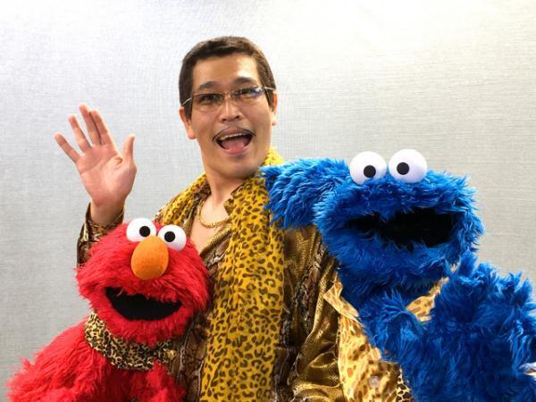 ピコ太郎、エルモ＆クッキーモンスターと共演！ 「PPAP」じゃなくて「CBCC」？
