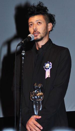 オダギリジョー、奇抜な髪形と奔放発言で会場をわかすも三浦友和が応戦!?