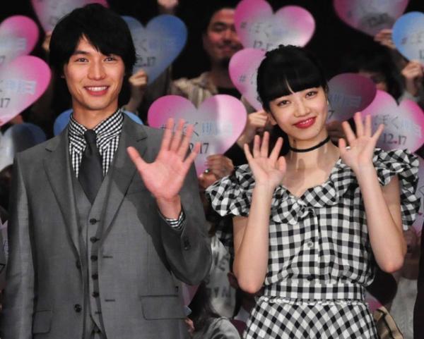 福士蒼汰＆小松菜奈、偶然のチェック柄衣装で観客から「フ～ッ!!」