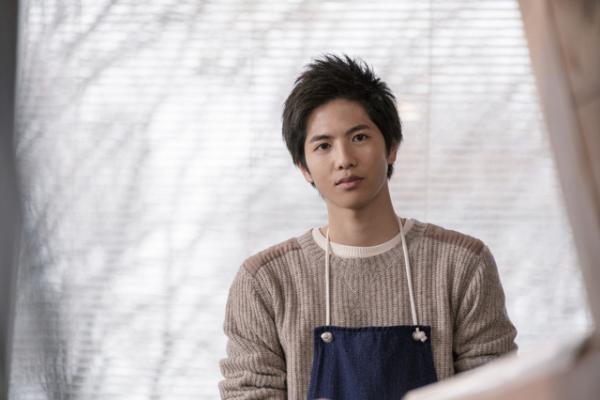 志尊淳、爽やかに接客!? イケメン店員姿が公開『疾風ロンド』