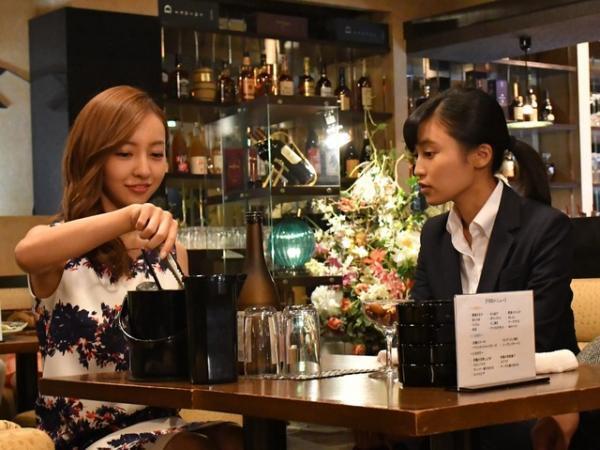 板野友美、こじるりとドラマ初共演で「少し恥ずかしかった」！ 「コック警部の晩餐会」