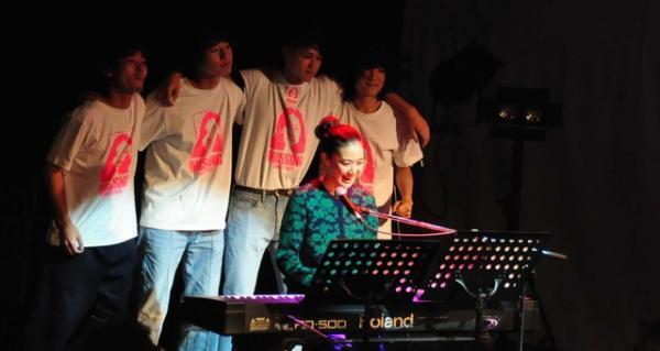 蒼井優、チャットモンチーと一緒にライブで演奏！ 「人生で一番緊張したかも！」