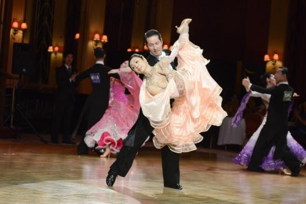 草刈民代、約20年ぶりに“社交ダンス”を披露！ 「ドクターX」