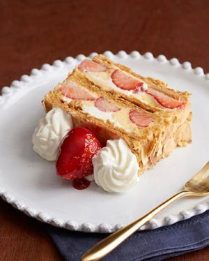 【3時のおやつ】キハチを代表するデザート、苺たっぷりのナポレオンパイ期間限定発売！