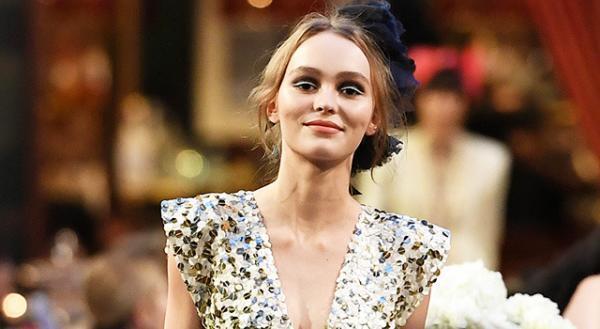 リリー＝ローズ・デップ、「シャネル」でランウェイデビューを飾る