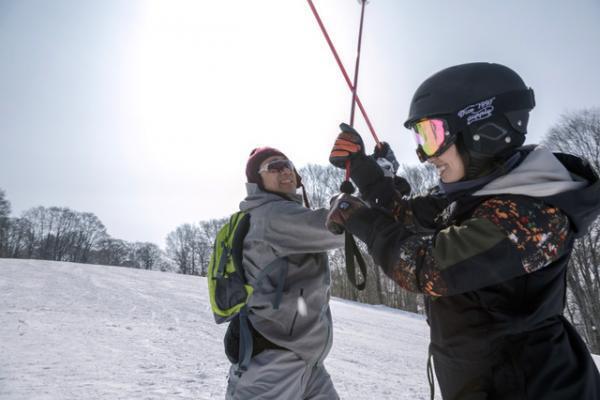 大島優子×ムロツヨシ、まるでSWかキングスマン!?『疾風ロンド』雪上チェイス映像