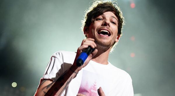 1Dルイ・トムリンソン、母急逝の悲しみをこらえてTVで初ソロ曲披露