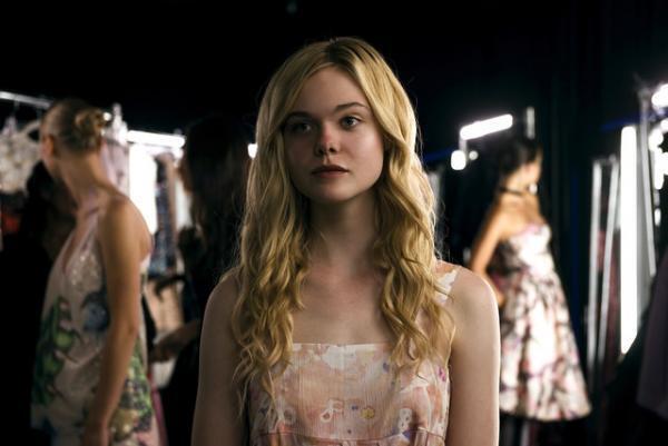 エル・ファニング、純真無垢な少女から“ビッチ”に変貌…『ネオン・デーモン』