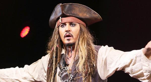 ジョニー・デップ、ジャック・スパロウの衣装で小児病院を訪問