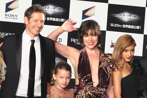 ミラ・ジョヴォヴィッチ、愛娘＆夫と共に日本のファンの前で家族団らん！ ローラにも絶賛！