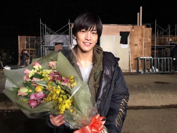 岩田剛典、初サスペンスドラマ「砂の塔」オールアップ！「役者としての財産になる作品」