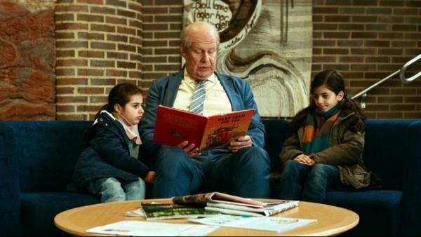 【特別映像】偏屈おじいちゃんが初めての子守り体験！『幸せなひとりぼっち』