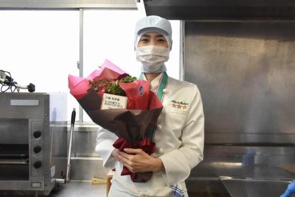 天海祐希、給食の衣装でクランクアップ！ 「給食はおいしいよ！」