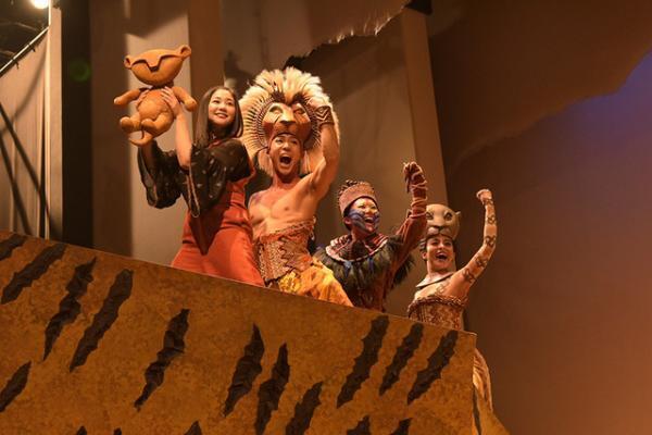 劇団四季「ライオンキング」18周年！関根麻里も祝福「今度は家族みんなで」