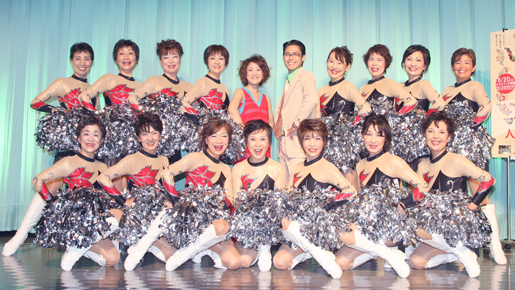 平均年齢60歳のチアリーダーが日本を引っ張る！　『人生に乾杯』“応援”イベント