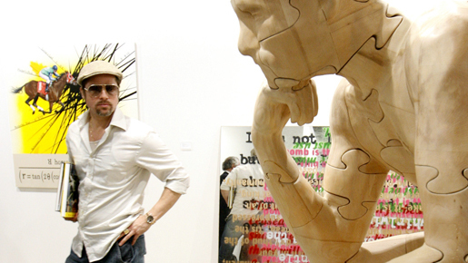 アンジーの誕生日プレゼントをお買い上げ？　ブラピがスイスの現代アート展に出没