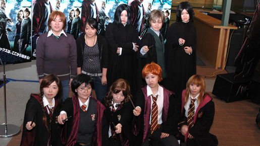 “和製”ハリーたちが行列『ハリー・ポッター』世界最速プレミアに五千人超えるファン