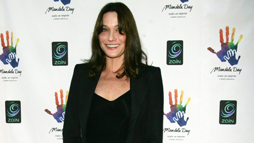 マンデラ氏91歳の誕生日を祝い、仏大統領夫人カーラ・ブルーニがN.Y.で初ライブ