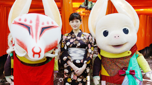 綾瀬はるか、大人っぽい浴衣で京都をぶらり　伏見稲荷で『ホッタラケの島』ヒット祈願