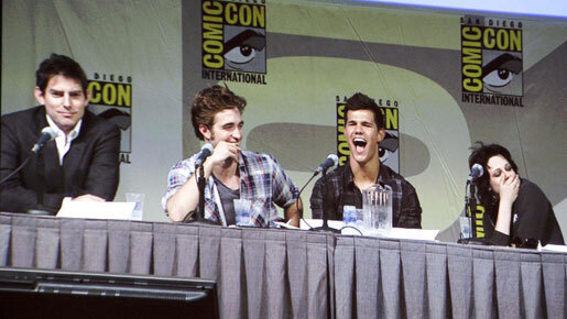 『トワイライト』熱再燃！　ロバート・パティンソンら登場に泊まり込みファンが殺到