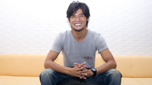 俳優・坂口憲ニが波に乗せて届ける思い「もう一度、自分が生まれたこの国を見たい」