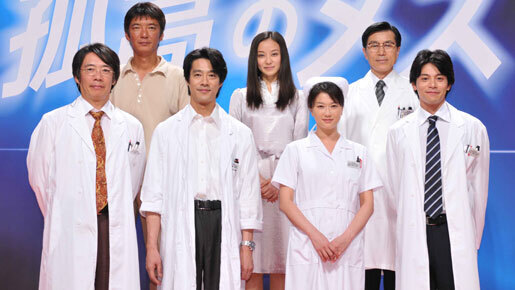 堤真一、大組織の悪しき体制と闘う熱血医師に「ヒーローではない、医師を演じたい」