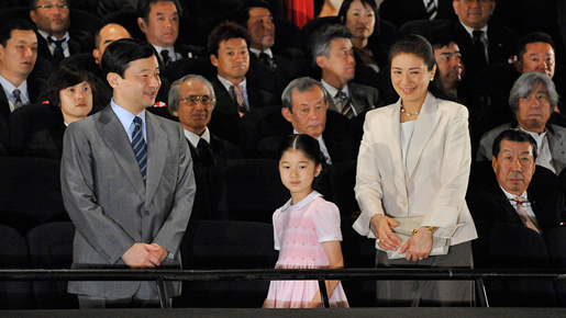 皇太子ご夫妻、愛子さまと揃って『HACHI』をご鑑賞　ハチとの意外なご縁とは？