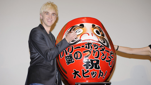 ハリーのライバル、ドラコ・マルフォイ役のトム・フェルトンが初来日＆ダルマに目入れ