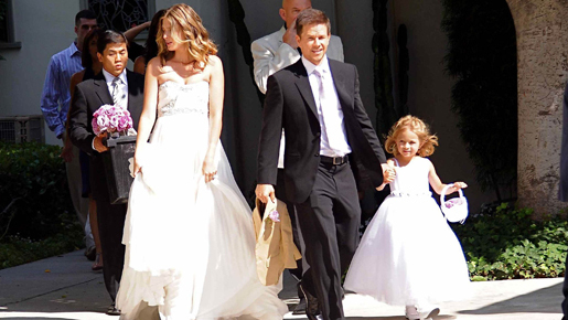 マーク・ウォールバーグが長年の恋人と、娘や息子たちに囲まれて子連れ挙式