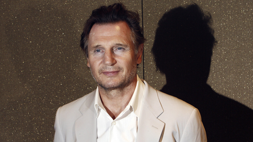 リーアム・ニーソン、愛妻急逝後初めてのレッド・カーぺットに悲しみをこらえて登場