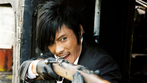 【どちらを観る？】ビョンホンの“ワル”なスマイルが光る、夏のアクション2大作