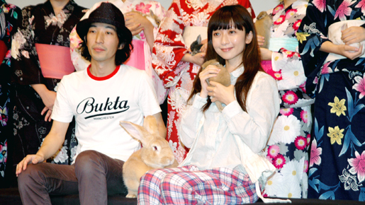 持田香織が熱唱も、だんだん足が開いてしまう？　“女子力”の低さに苦笑