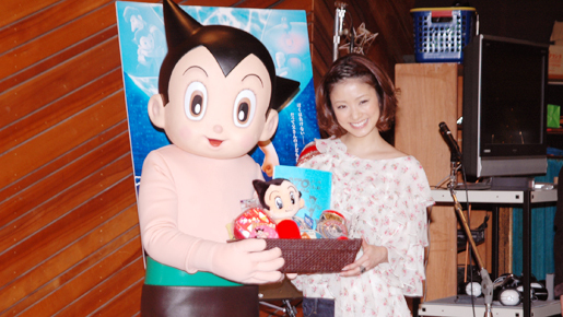 上戸彩、等身大以上アトムに驚愕　『ATOM』アフレコ公開「甥っ子と一緒に観たい」