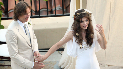 ミラ・ジョヴォヴィッチ、最愛の監督と自宅で子連れ挙式