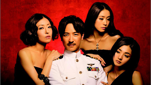 堺雅人、モテモテ結婚詐欺師『クヒオ大佐』美女に囲まれた写真初公開！