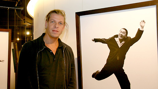 キアヌ、ペネロペ…カンヌで300人を撮った写真家来日　北野武も華麗なジャンプ