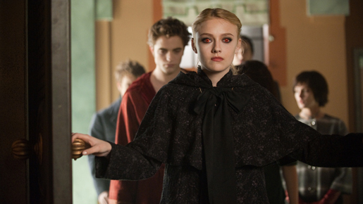 赤目のダコタ・ファニング、ヴァンパイア姿が解禁！　主演を食う存在感放つ