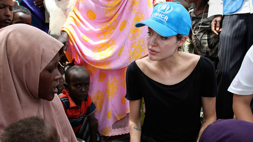 ブランジェリーナ、双子を連れてシリアへ。イラク難民の家庭を訪問