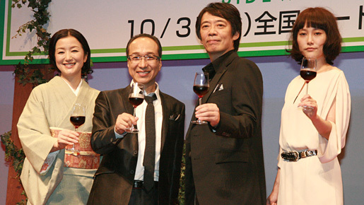 菊地凛子＆鈴木京香、仲良くぶどう柄でペアルック？　『サイドウェイズ』舞台挨拶