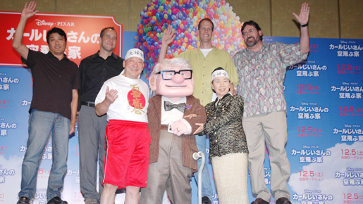 『カールじいさん』来日会見にアニマル浜口夫妻が気合いの乱入！