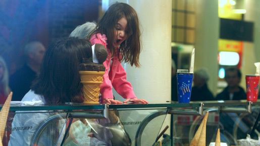 ブランジェリーナ家に対抗？　ケイティ・ホームズも娘とアイスクリーム・ショップへ