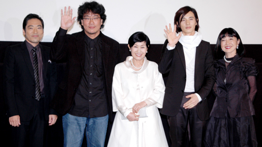 兵役から復帰のウォンビンに500人の黄色い声援！　鶏と漢方で胃もたれに？