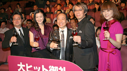 小日向文世、巨大ワイングラスに「お客様は神様！」　『サイドウェイズ』初日舞台挨拶