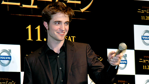 生ロブ様に600人の熱烈ファンが大興奮「私を噛んで！」＆泣き出すファンも！